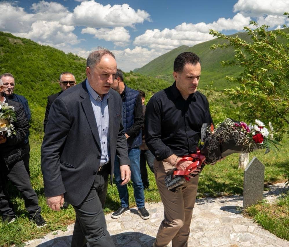 Blerim Sejdiu  homazhe pranë varrit të dëshmorit Shaban Zenuni