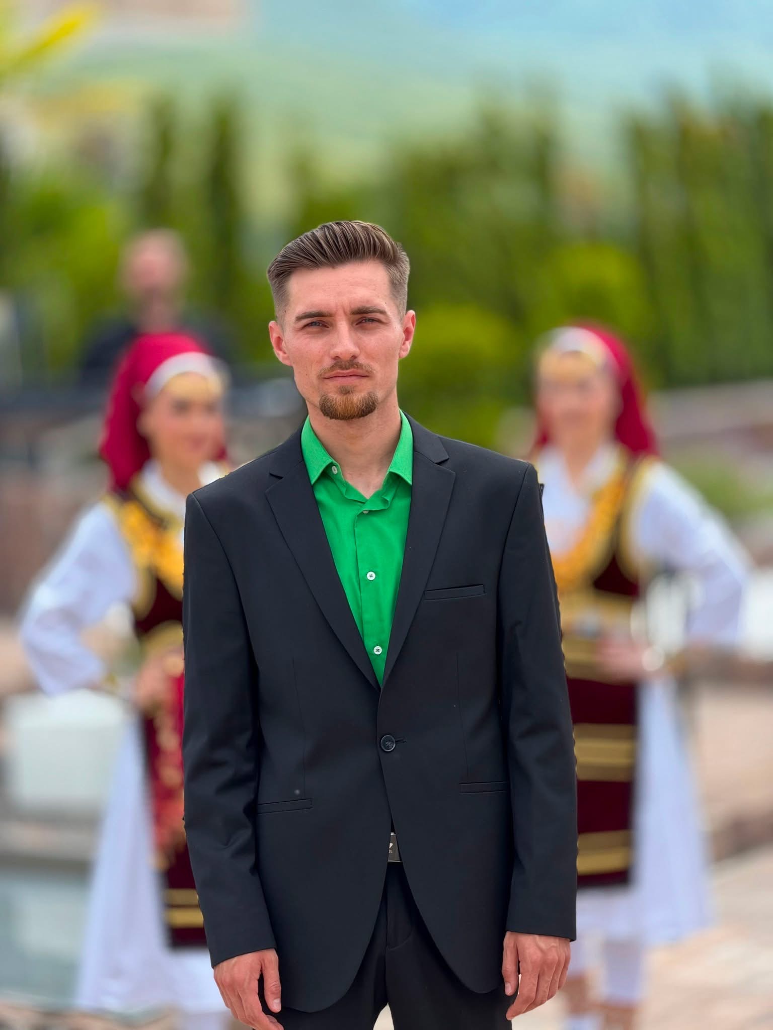Elon Nesimi publikon këngën e re “Martojm T’Vetmin Djal”, një hit festiv për sezonin e dasmave